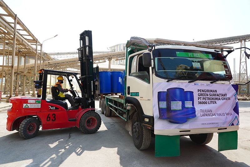 Optimalisasi Produksi Minyak Bumi di Papua Barat, Petrokimia Gresik Suplai 36.000 Liter Green Surfactant - Bagian 2