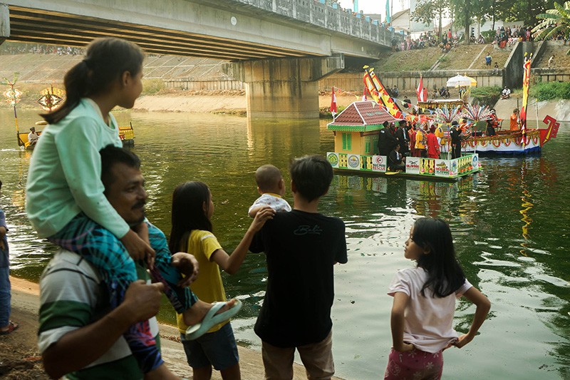 Adu Kreativitas Rakit Hias di Banjir Kanal Timur - Bagian 4