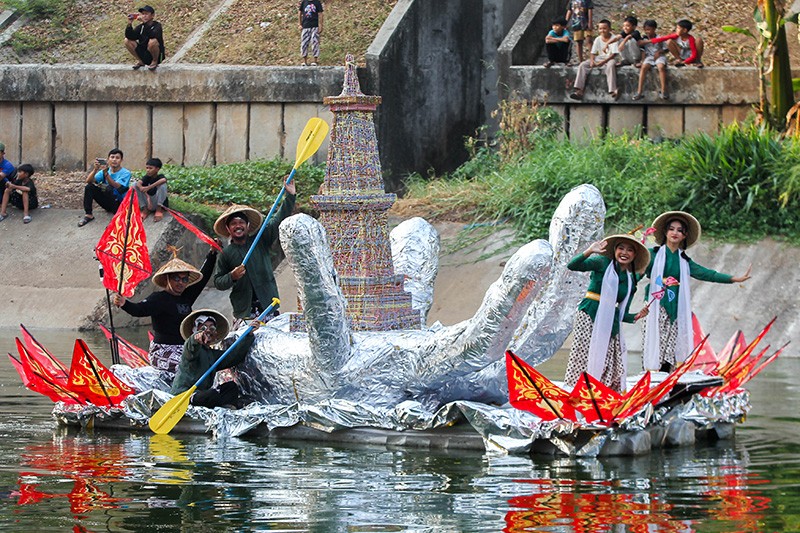 Adu Kreativitas Rakit Hias di Banjir Kanal Timur - Bagian 2