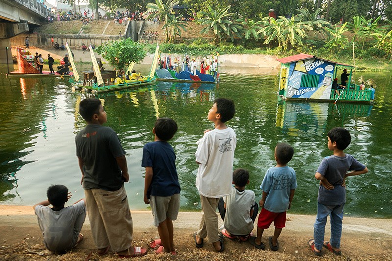 Adu Kreativitas Rakit Hias di Banjir Kanal Timur - Bagian 3
