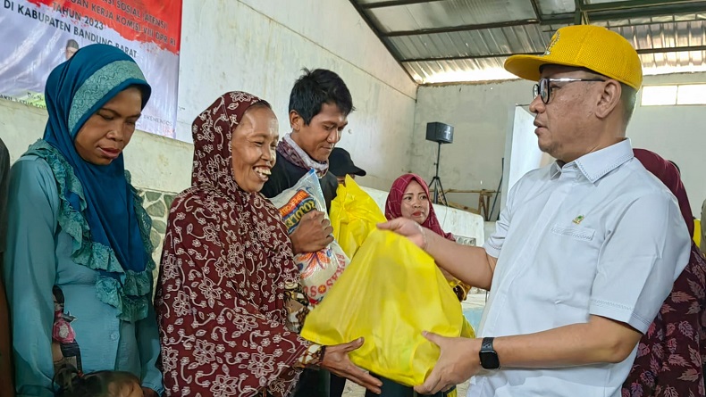 Ratusan Korban Kebakaran TPA Sarimukti Semringah Dapat Bantuan dari Wakil Ketua Komisi VIII DPR