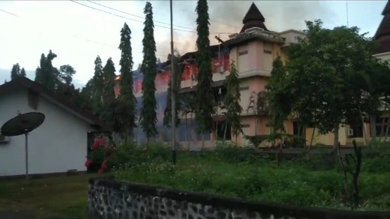 title Kebakaran Hari Ini di Kantor Bupati Jayapura, Api Berkobar di 6 Ruangan Dinas Kebakaran Hari Ini di Kantor Bupati Jayapura, Api Berkobar di 6 Ruangan Dinas