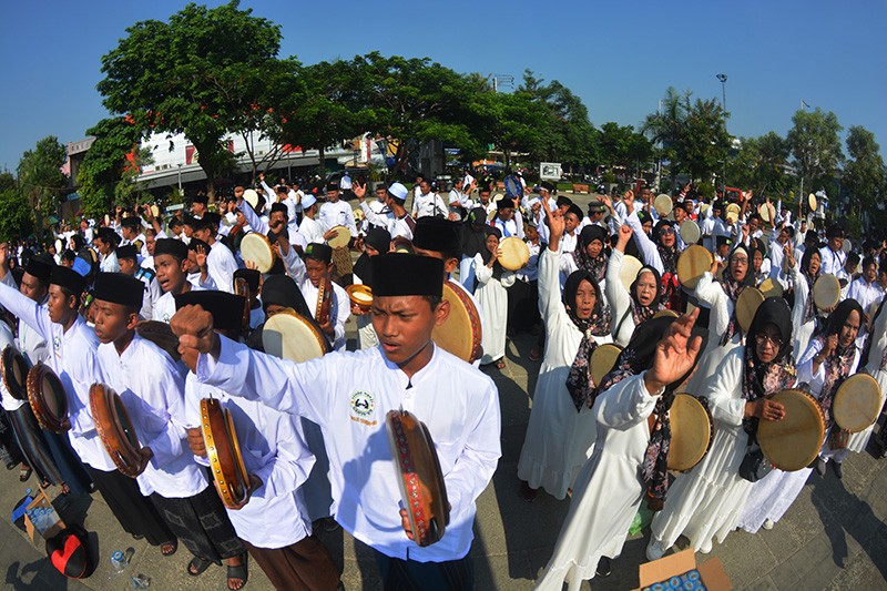 Ribuan Penabuh Rebana Sambil Berjalan Meriahkan Pawai Kauman Alquran di Semarang - Bagian 1