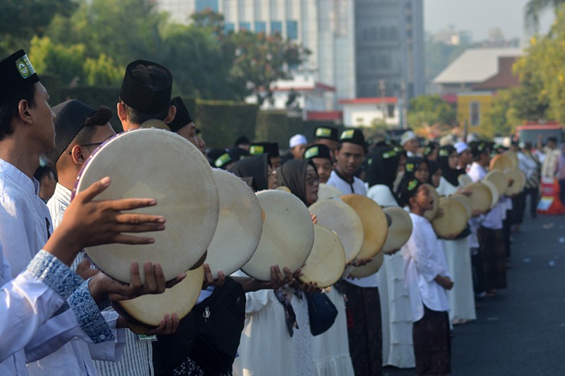 Ribuan Penabuh Rebana Sambil Berjalan Meriahkan Pawai Kauman Alquran di Semarang - Bagian 3