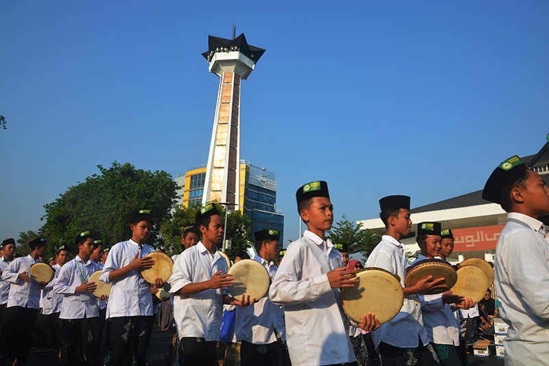 Ribuan Penabuh Rebana Sambil Berjalan Meriahkan Pawai Kauman Alquran di Semarang - Bagian 2