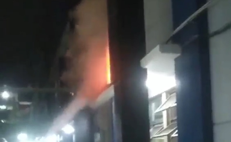 title Balkon Rawat Inap RSUD Sidoarjo Terbakar, Petugas dan Keluarga Pasien Panik Balkon Rawat Inap RSUD Sidoarjo Terbakar, Petugas dan Keluarga Pasien Panik