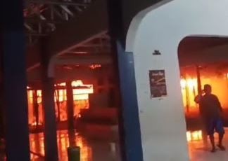 Gedung SMP 8 Makassar Terbakar, Warga Panik Berhamburan Keluar Rumah