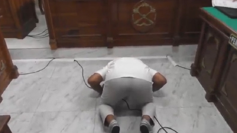 title AKBP Achiruddin Divonis Bebas Perkara Solar Ilegal, Langsung Sujud Syukur AKBP Achiruddin Divonis Bebas Perkara Solar Ilegal, Langsung Sujud Syukur