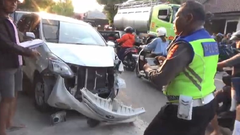 Kecelakaan Beruntun 2 Mobil dan 1 Motor di Gianyar, Ibu dan Anak Dilarikan ke Rumah Sakit