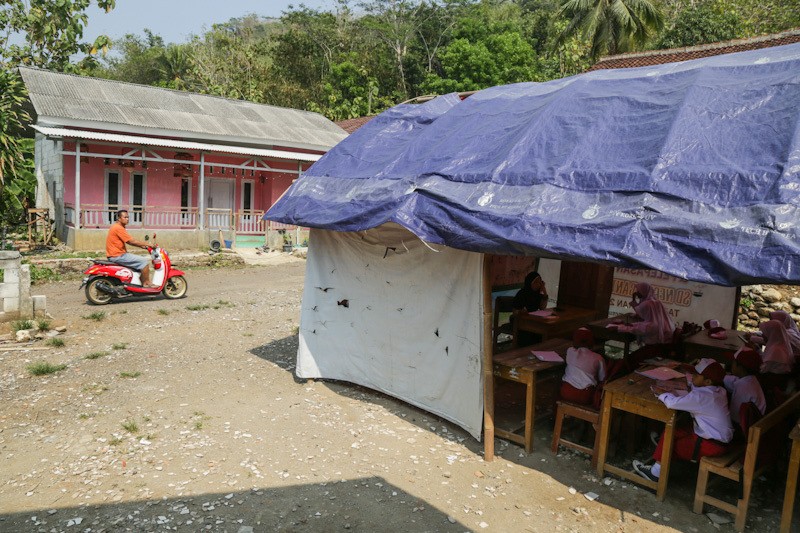 Bangunan Sekolah Rusak, Siswa SD Bantargebang Sukabumi Belajar di Tenda Darurat - Bagian 1