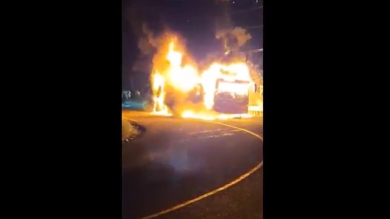 Bus Litha Terbakar Hebat di Jalan Trans Sulawesi Mamuju-Majene, Api dari Pompa AC Meledak