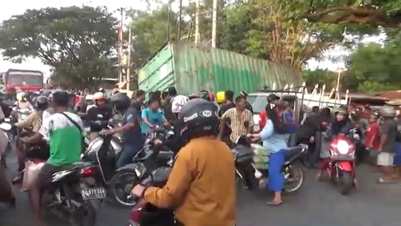 Truk Kecelakaan di Makassar,  Pasutri Tertimpa Kontainer Dilarikan ke RS