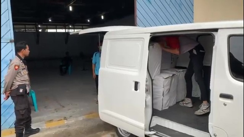Pemilu 2024, Polisi Jaga Ketat Kedatangan Tinta dan Segel Plastik di KPU Pontianak