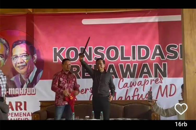title Mahfud MD Dihadiahi Relawan di DIY Keris, Simbol Tekad Berjuang untuk Bangsa Mahfud MD Dihadiahi Relawan di DIY Keris, Simbol Tekad Berjuang untuk Bangsa