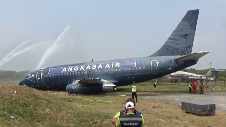 Masalah Sistem Hidrolik Roda Ban Depan, Pesawat Boeing 777 Tergelincir di Bandara Soetta