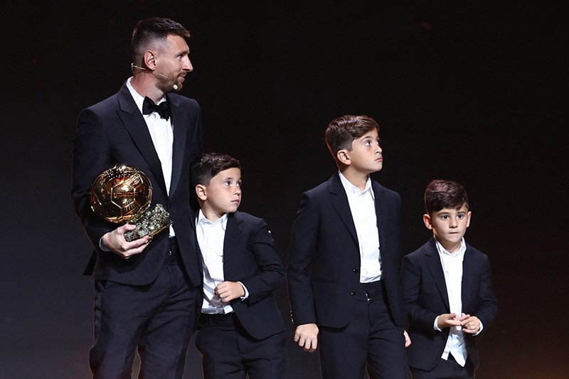 Terbaik Sepanjang Masa, Lionel Messi Angkat Trofi Ballon d'Or ke-8 - Bagian 4