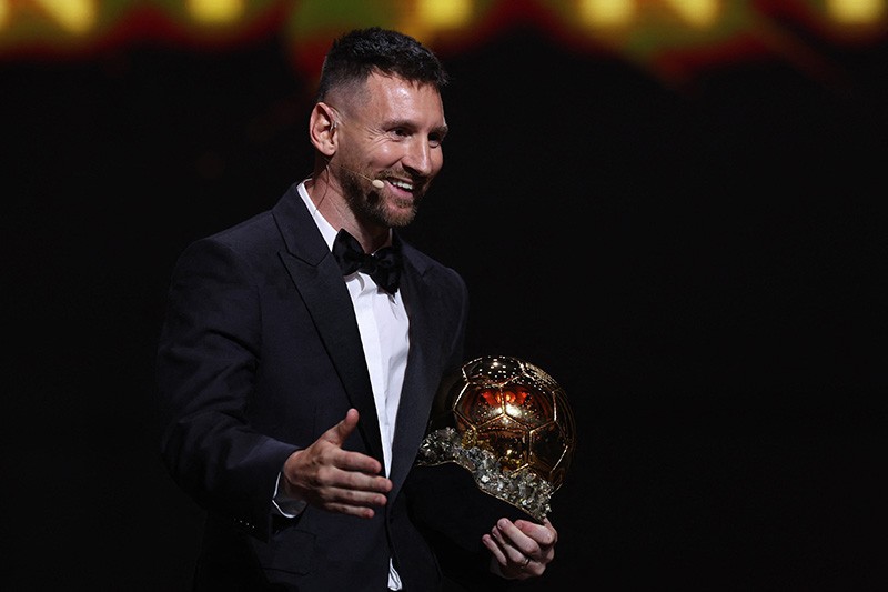 Terbaik Sepanjang Masa, Lionel Messi Angkat Trofi Ballon d'Or ke-8 - Bagian 2