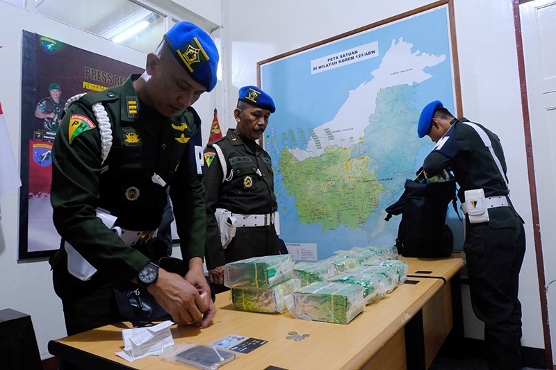 Satgas Pamtas RI-Malaysia Gagalkan Penyelundupan 20 Kg Sabu - Bagian 1