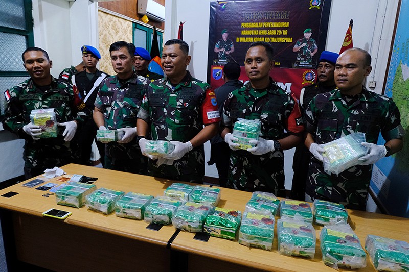 Satgas Pamtas RI-Malaysia Gagalkan Penyelundupan 20 Kg Sabu - Bagian 2