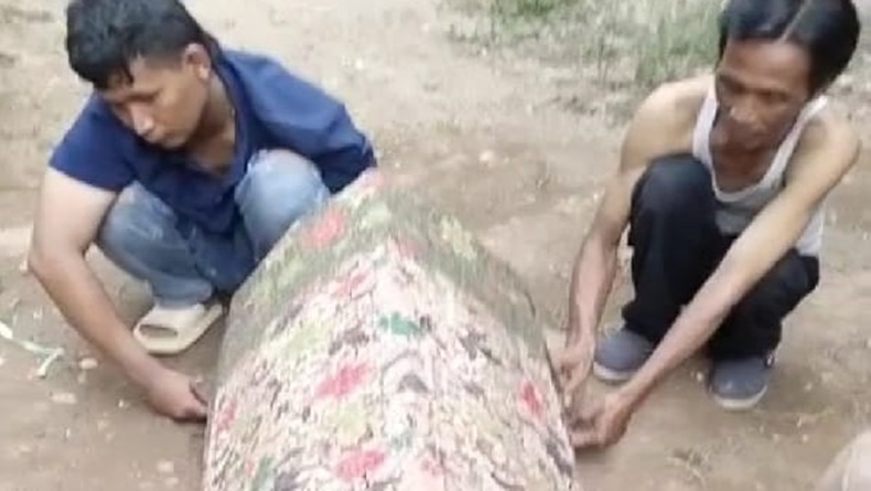 title Kecewa, Warga Hadiahi Bupati Karawang dengan Keranda saat Pesta Perpisahan Kecewa, Warga Hadiahi Bupati Karawang dengan Keranda saat Pesta Perpisahan