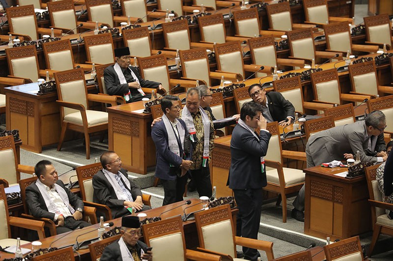 Ketika Para Anggota DPR Ramai-Ramai Pakai Syal Palestina - Bagian 1