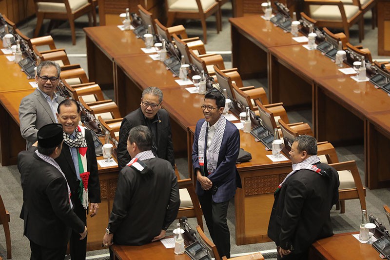 Ketika Para Anggota DPR Ramai-Ramai Pakai Syal Palestina - Bagian 3