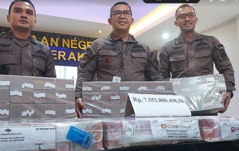 Penampakan Uang Rp7,5 Miliar Dikembalikan 2 Tersangka Kredit Macet Bank Jatim
