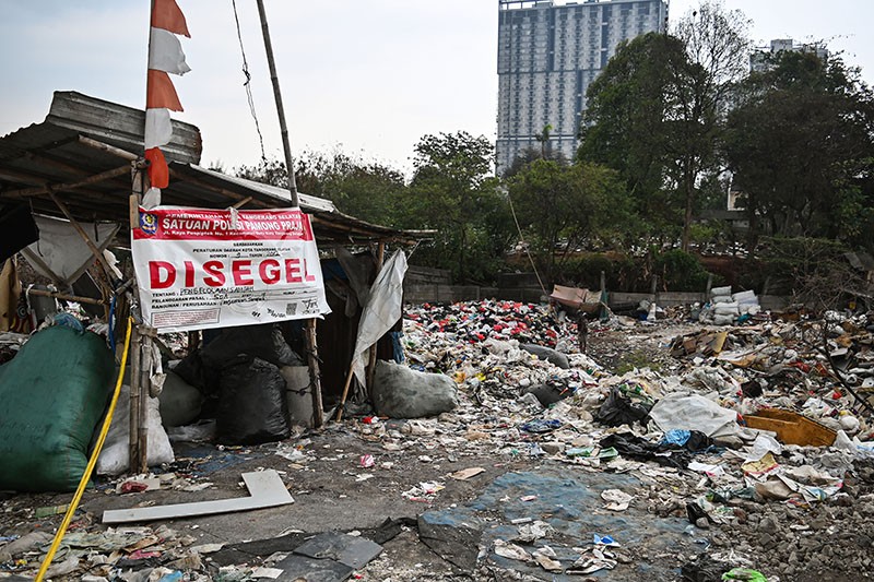 Tempat Pembuangan Sampah Ilegal di Tangsel Disegel Satpol PP - Bagian 3