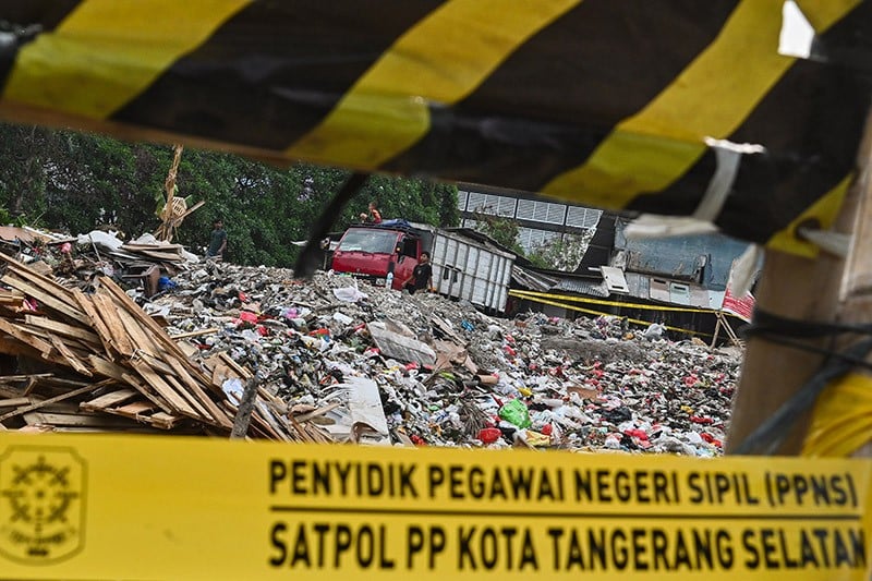 Tempat Pembuangan Sampah Ilegal di Tangsel Disegel Satpol PP - Bagian 1