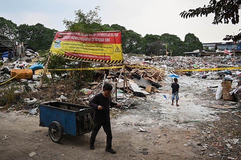 Tempat Pembuangan Sampah Ilegal di Tangsel Disegel Satpol PP - Bagian 2