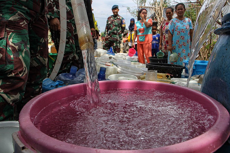 TNI AU Kirim Bantuan 10 Ribu Liter Air Bersih untuk Warga Takalar - Bagian 3