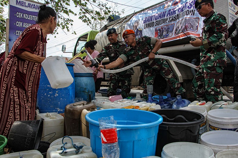 TNI AU Kirim Bantuan 10 Ribu Liter Air Bersih untuk Warga Takalar - Bagian 2