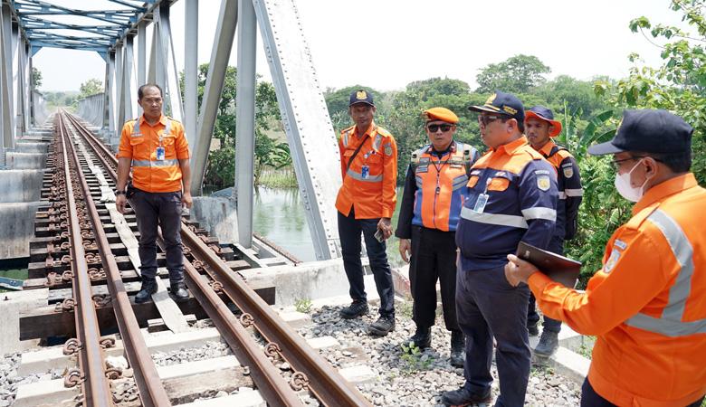 Antisipasi Gangguan di Musim Hujan, KAI Daop 4 Periksa Lintas Gundih-Semarang Poncol