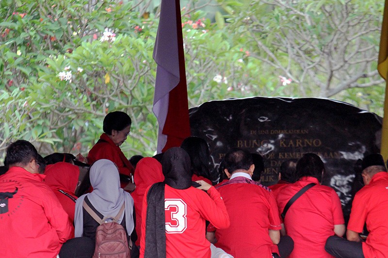 Ganjar Pranowo-Mahfud MD Ziarah ke Makam Presiden Soekarno - Bagian 3