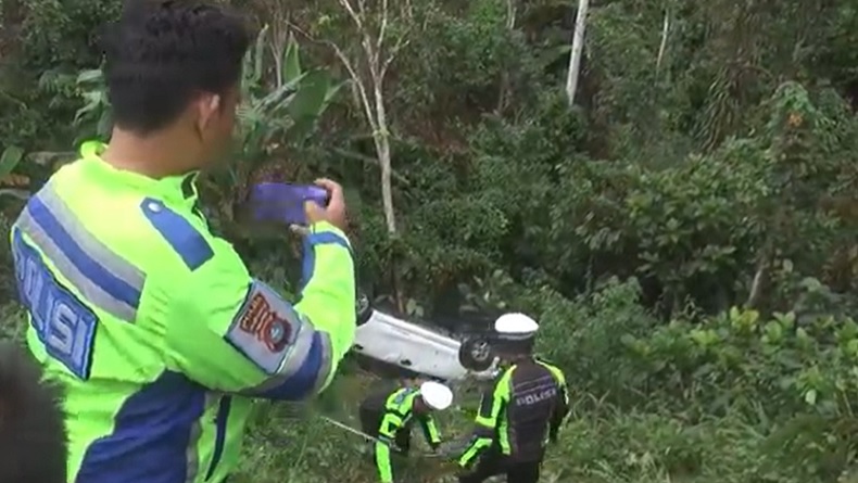 Kecelakaan di Polewali Mandar, Avanza Bawa Satu Keluarga Terjun ke Jurang