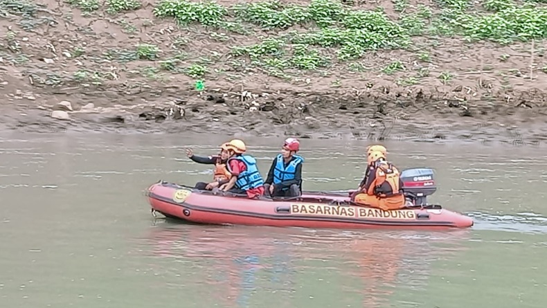 title Bocah Hanyut di Sungai Citarum KBB Belum Ditemukan, Pencarian hingga 6 Kilometer Bocah Hanyut di Sungai Citarum KBB Belum Ditemukan, Pencarian hingga 6 Kilometer