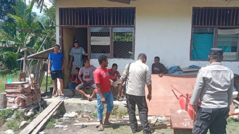 title Pekerja Renovasi Sekolah di Keerom Papua Diancam Pria Mabuk, Pelaku Ternyata Guru Pekerja Renovasi Sekolah di Keerom Papua Diancam Pria Mabuk, Pelaku Ternyata Guru