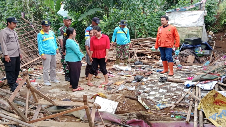 Diterjang Hujan Dan Angin Kencang, Rumah Warga Sukabumi Ambruk Rata ...