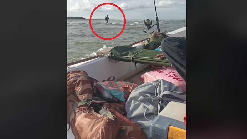 Viral Pria Aceh Jalan di Tengah Laut Bak Punya Ilmu Meringankan Tubuh, Netizen: Naruto