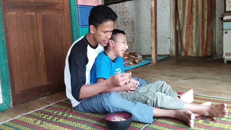 Kisah Pilu Anak Yatim Piatu di Malangbong Garut Rawat Adik Penyandang Disabilitas
