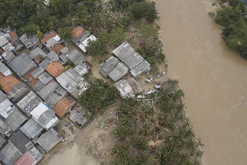 Banjir Luapan Kali Bekasi Bikin Rumah Warga Terendam 1 Meter lebih - Bagian 2