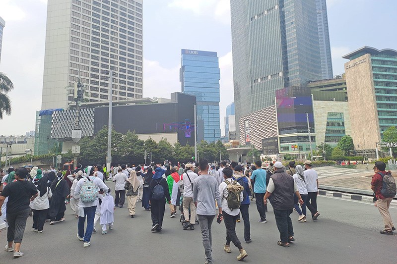 Suasana Ribuan Massa Bela Palestina Mulai Padati Bundaran HI - Bagian 3