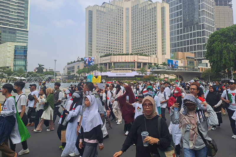 Suasana Ribuan Massa Bela Palestina Mulai Padati Bundaran HI - Bagian 2