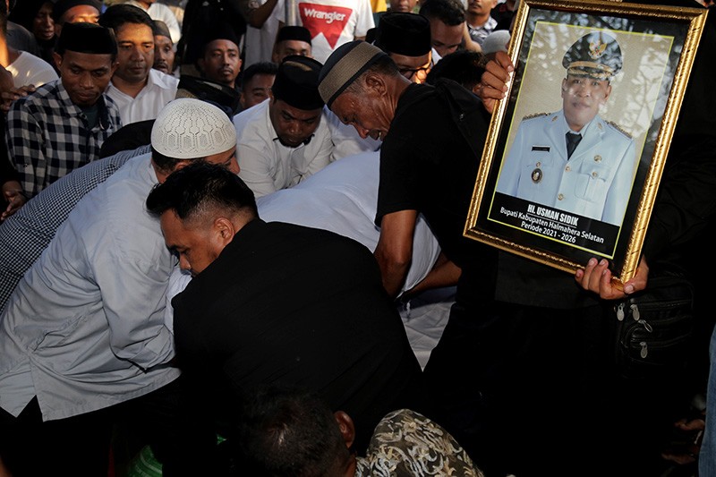 Pemakaman Bupati Halmahera Selatan, Meninggal usai Bermain Sepak Bola - Bagian 1