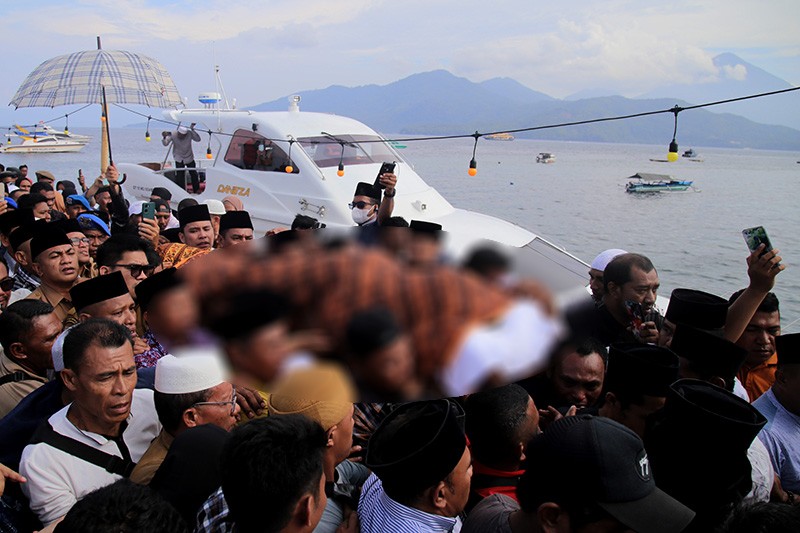 Pemakaman Bupati Halmahera Selatan, Meninggal usai Bermain Sepak Bola - Bagian 2