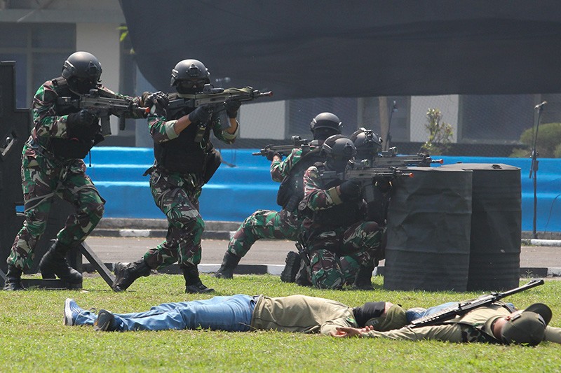 Simulasi Penanggulangan Terorisme saat Upacara Diktukpa TNI AL - Bagian 2