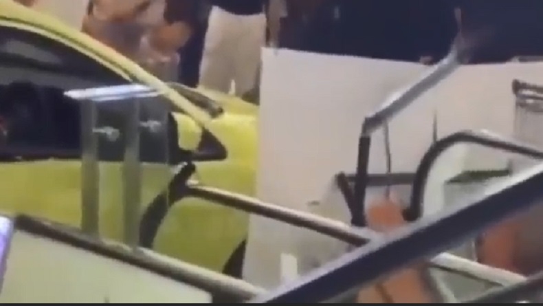 Ngeri, Mobil Pameran di Mal Paragon Semarang Tabrak Pengunjung, Eskalator sampai Rusak