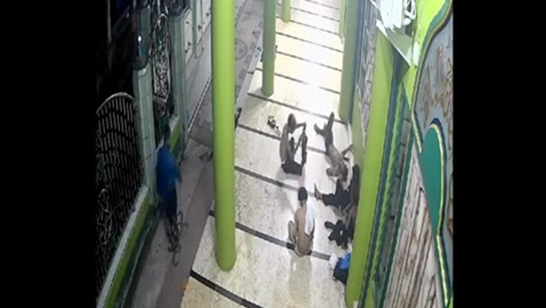 Terekam CCTV Remaja Mabuk Lem dan Bawa Perempuan di Masjid Pangkalan Bun Kalteng