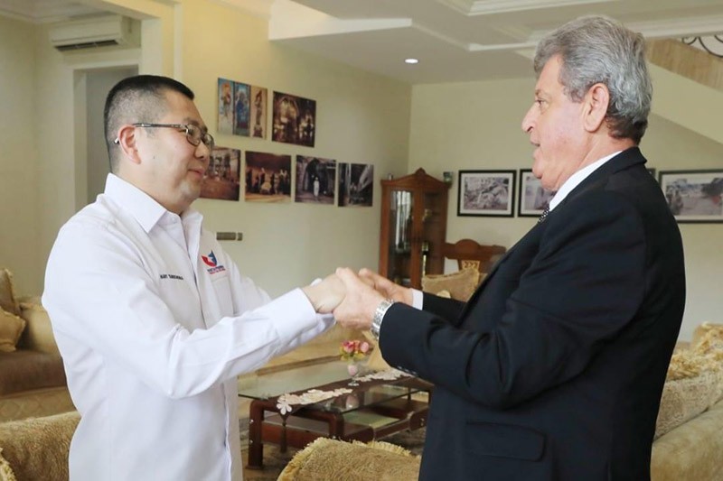 Peluk Hary Tanoe, Dubes Zubair Al Shun Terharu Partai Perindo Peduli Rakyat Palestina - Bagian 2