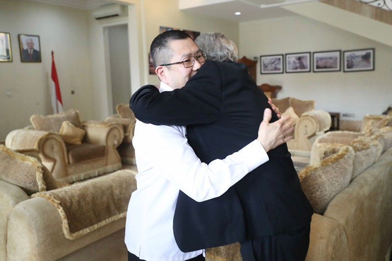 Peluk Hary Tanoe, Dubes Zubair Al Shun Terharu Partai Perindo Peduli Rakyat Palestina - Bagian 1